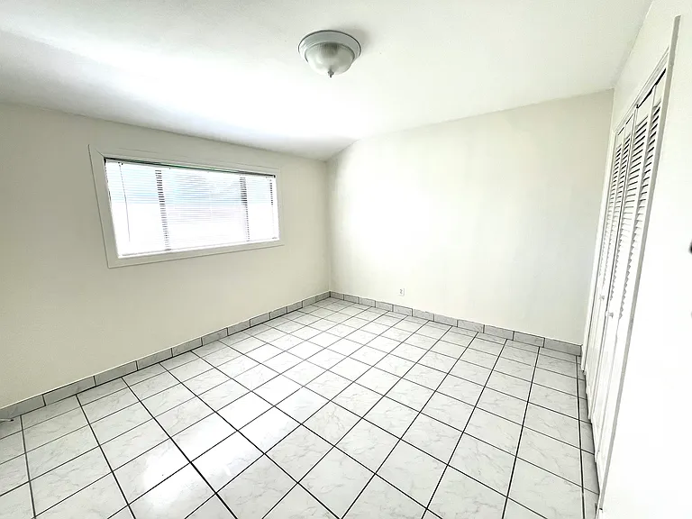 880 N Waverly St — Photo 14