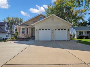 674 Candlewick Dr NE, Poplar Grove, IL 61065