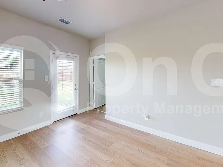 616 McKenna Dr — Photo 8
