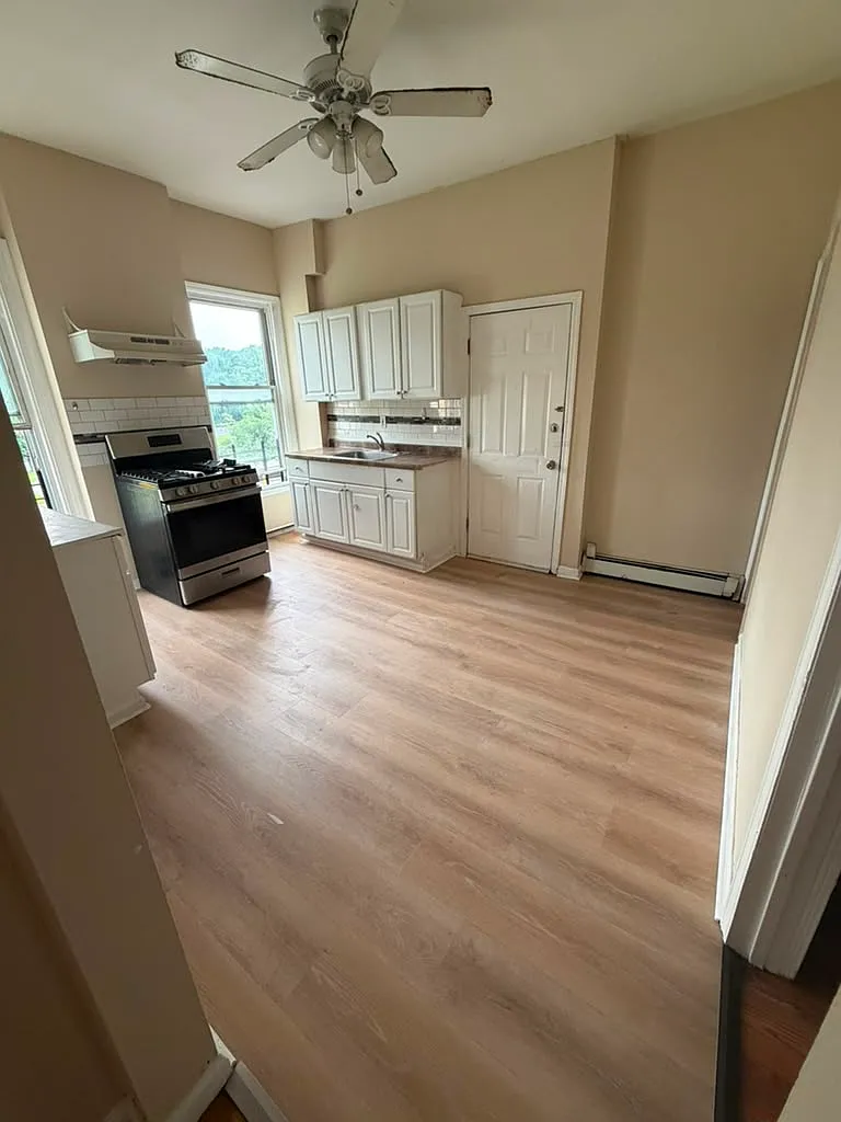 3 bed, 900 sqft, $1,400 — Photo 1