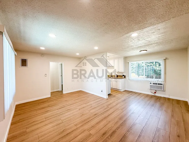 6336 TUJUNGA AVE. — Photo 5