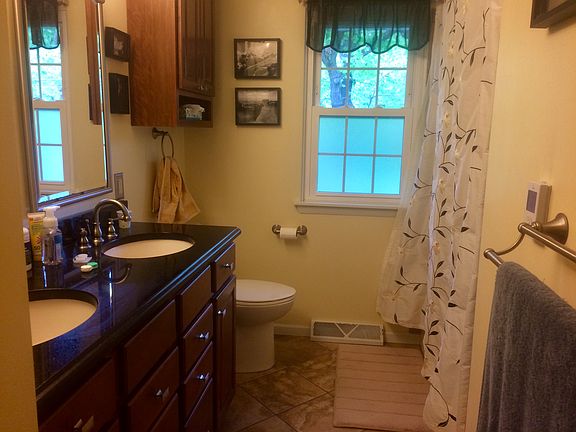 Main bath - double sinks 