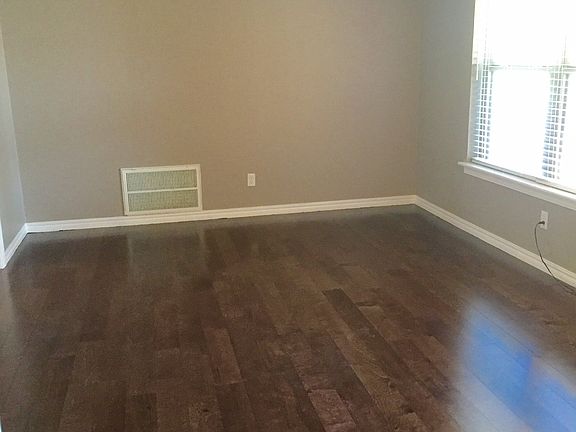 5th image of 304 Rosewood Dr