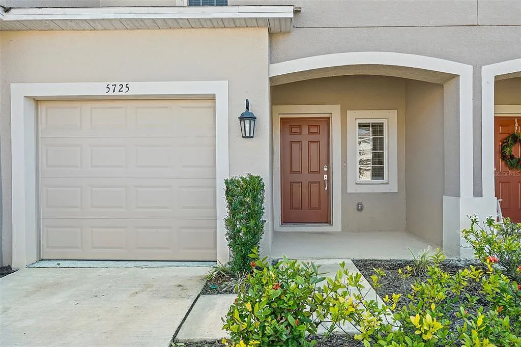 3 bed, 2.5 bath, 1373 sqft, $2,000 — Photo 2