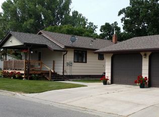 407 6th St NE, Roseau, MN 56751