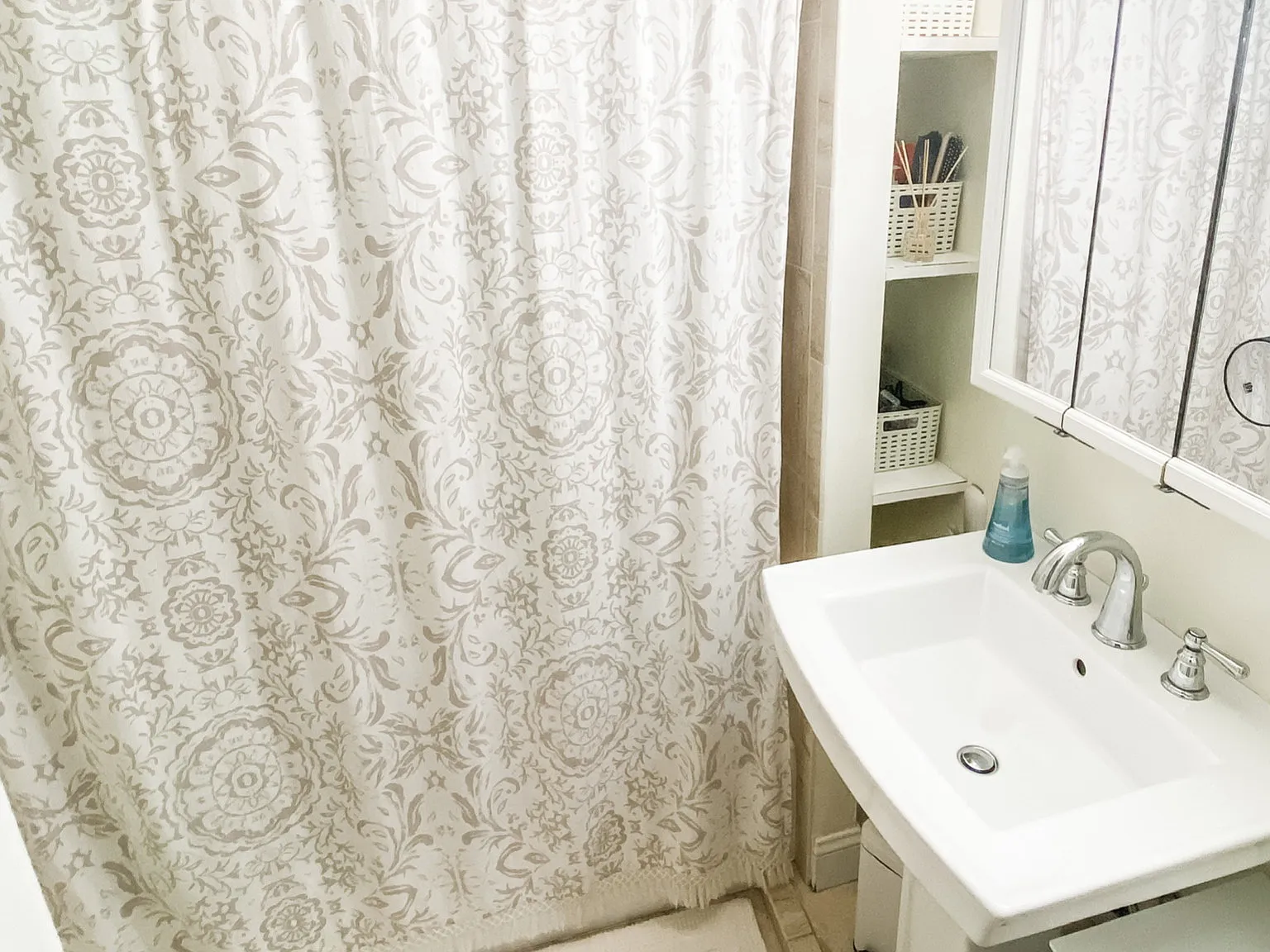 2 bed, 820 sqft, $4,200 — Photo 2