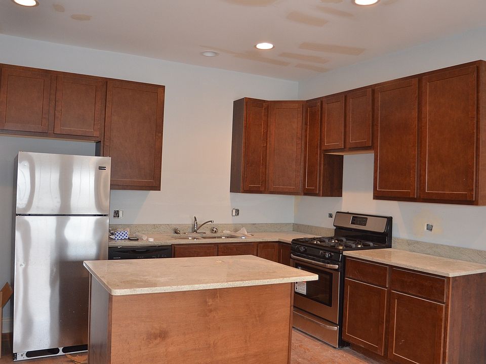 2nd image of 920 W Buena Ave #3
