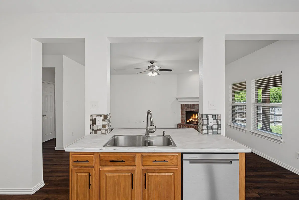 5 bed, 3.5 bath, 2740 sqft, $2,800 — Photo 2