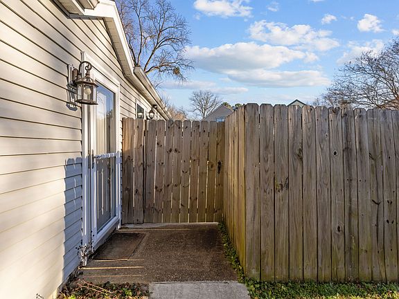 3rd image of 1012 Danbury Cir