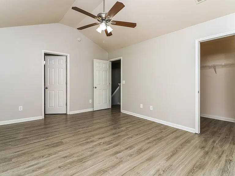 414 Hidden Creek Ct — Photo 12