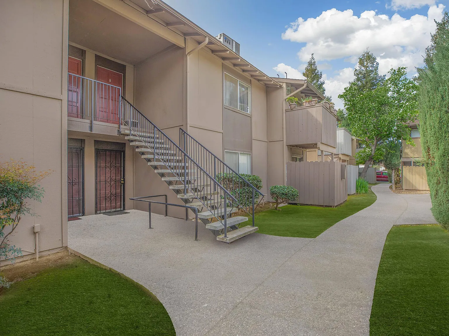 Lindsay Apartments — Photo 3