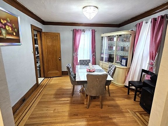 4th image of 213 Vernon Ave