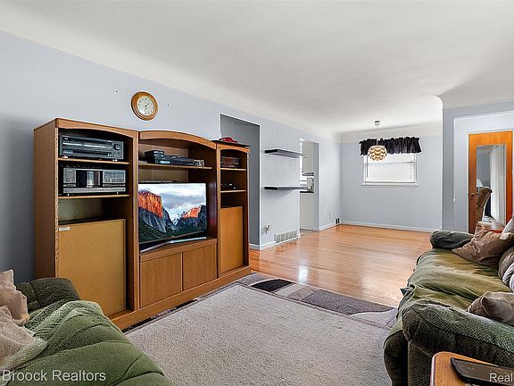 4th image of 15812 Hanover Ave