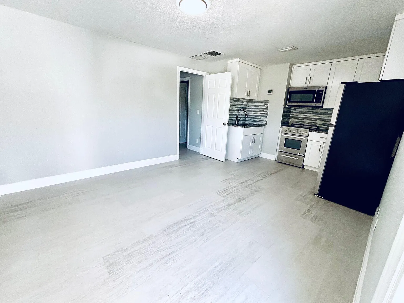 1 bed, 1.0 bath, 600 sqft, $1,700 — Photo 2