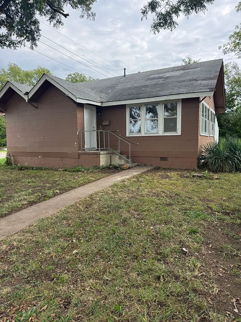 132 N Comanche — Photo 1