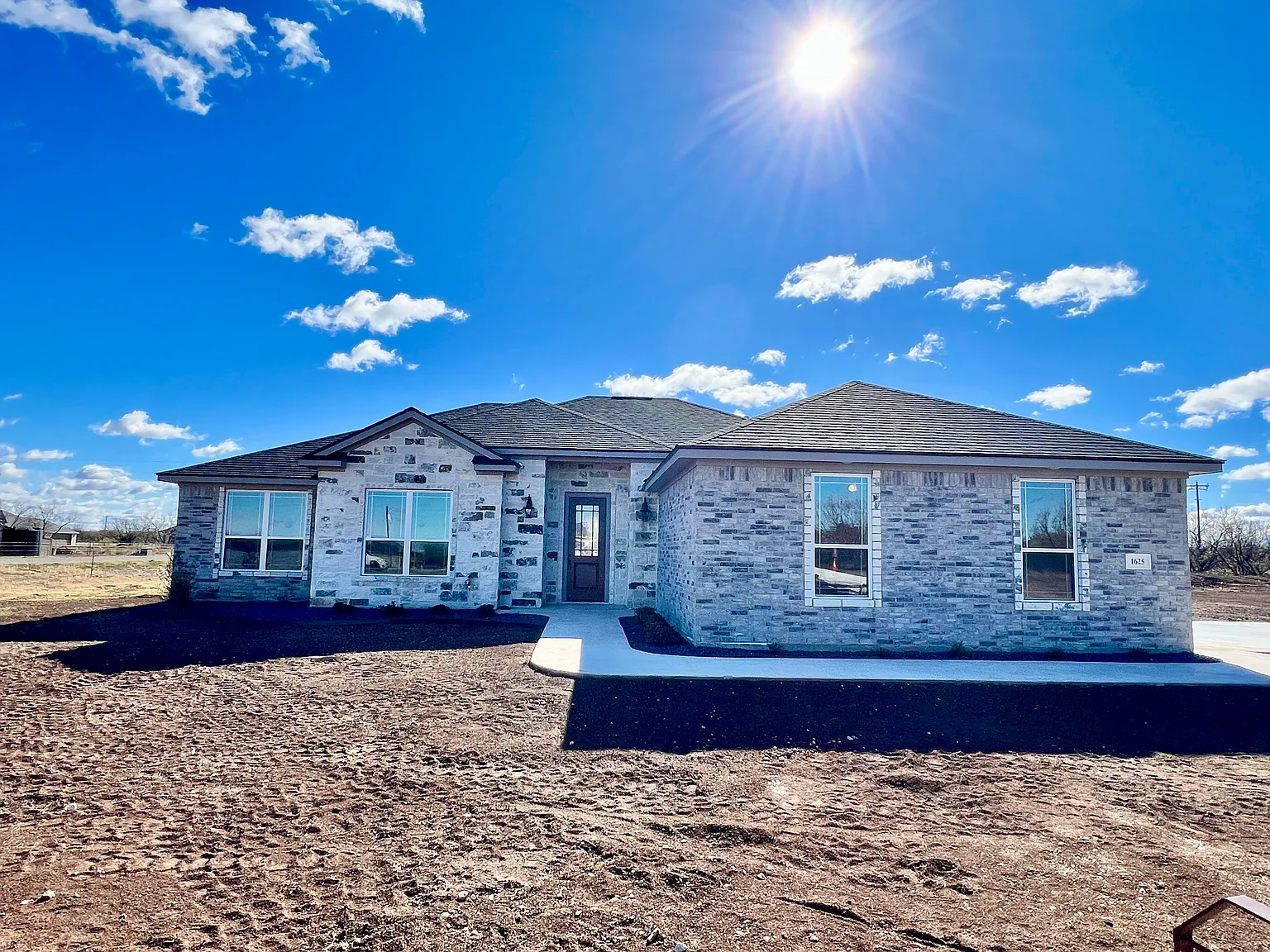 4 bed, 1995 sqft, $2,900 — Photo 1