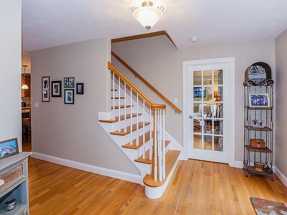 4th image of 12 Doe Brook Cir