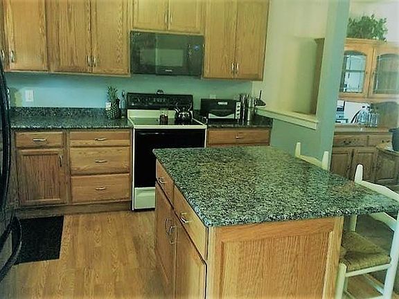 4th image of 39 Greenwood Village St