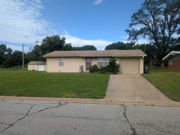 807 N Cedar St, Medicine Lodge, KS 67104