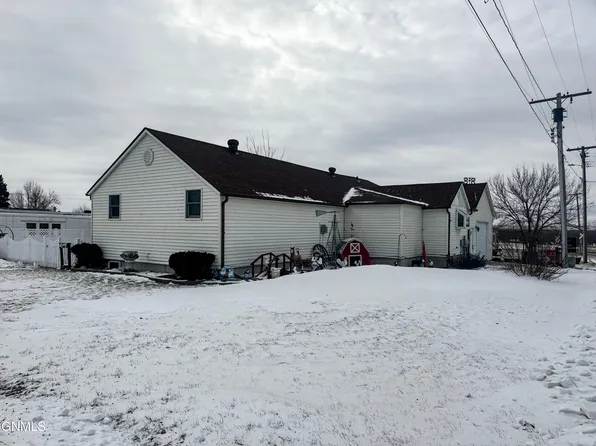 121 8th St, Washburn, ND 58577