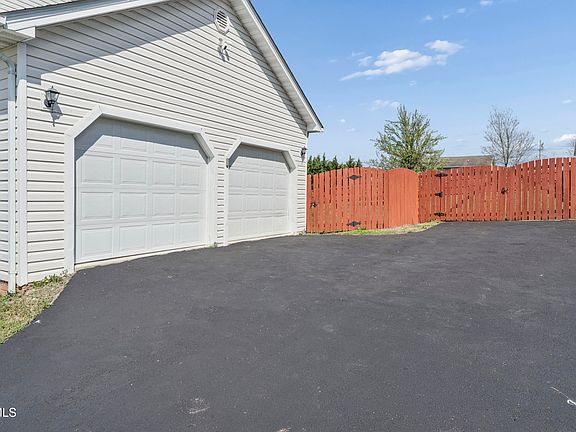 5th image of 401 Leesburg Rd