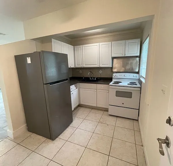 2194 Ponce De Leon Cir #1 — Photo 2