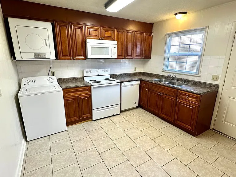 University Pointe Apartments — Photo 21