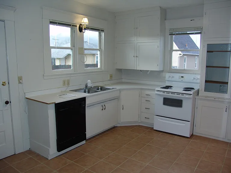1342 Cedar St — Photo 5
