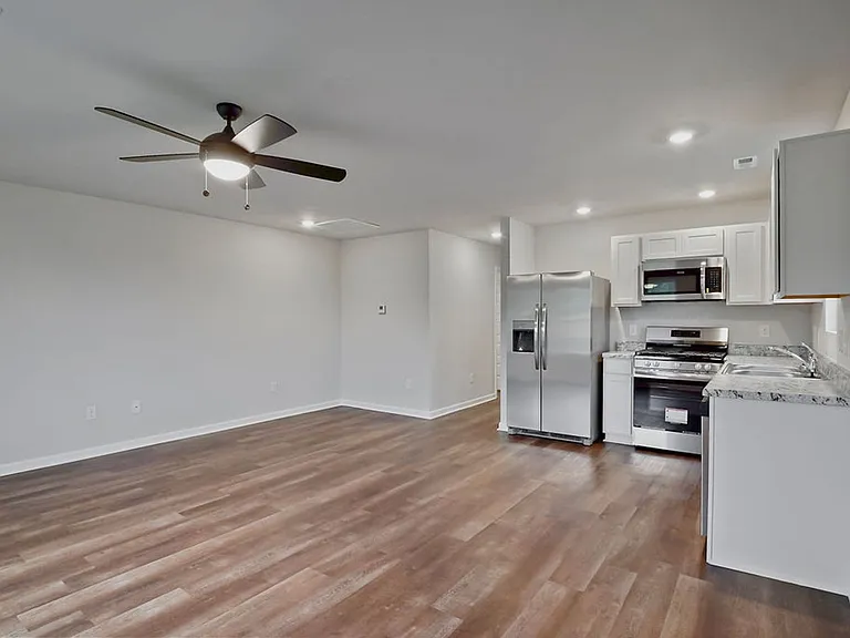 821 Ashford Dr — Photo 4