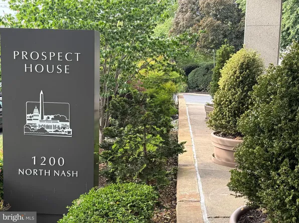 1200 N Nash St APT 220, Arlington, VA 22209