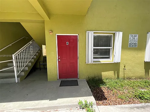 209 NE 141st St #4 Photo 1