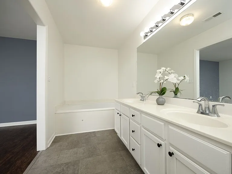 521 Renshaw Ct — Photo 18