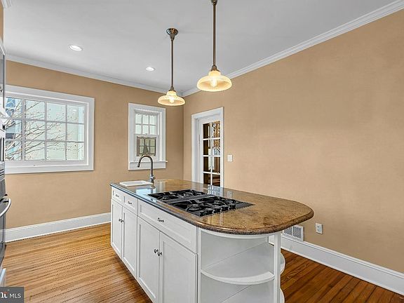 5th image of 33 Jefferson Rd