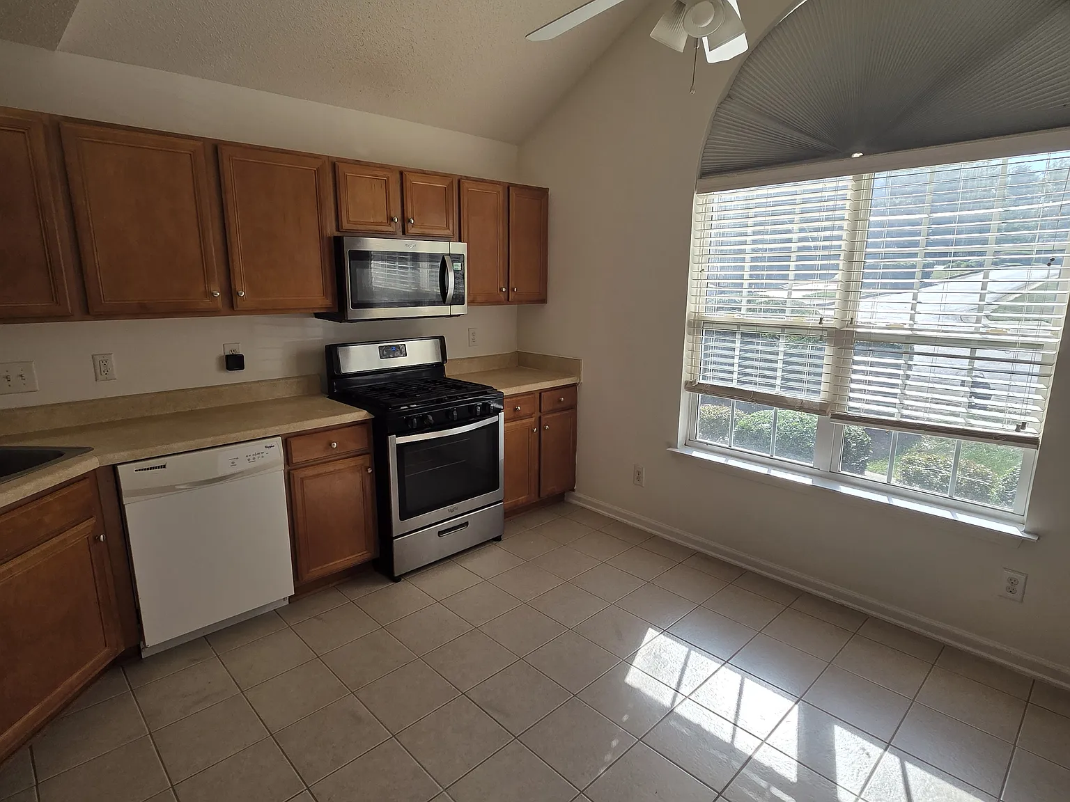 3 bed, 2.5 bath, 1599 sqft, $1,900 — Photo 4