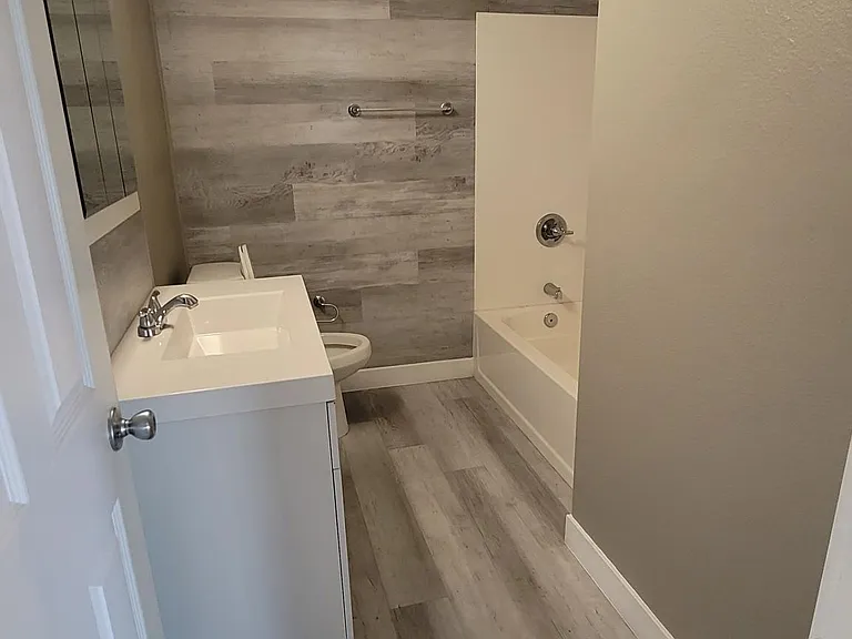 SPACIOUS BATHROOM
