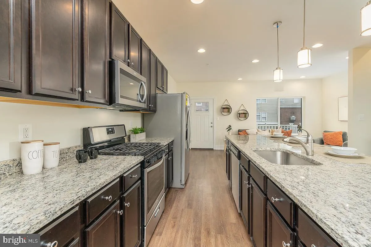 4 bed, 3.5 bath, 2354 sqft, $2,995 — Photo 4