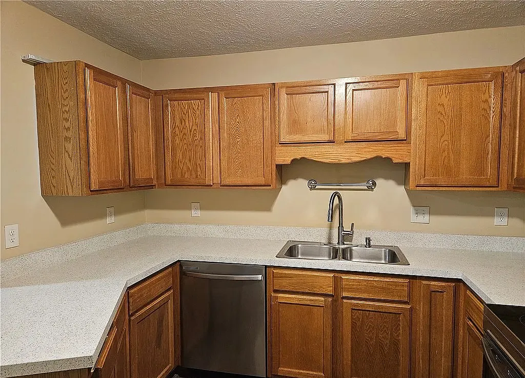 3375 Galleria Dr — Photo 2