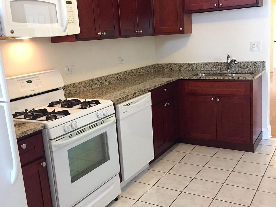 KITCHEN W/CHERRY CABS, GRANITE COUNTERS, 9' CEILINGS. W TO E
