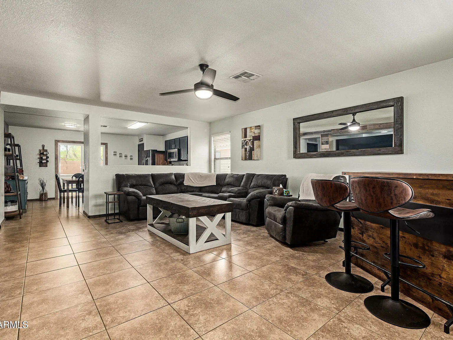 3 bed, 2.0 bath, 1299 sqft, $2,790 — Photo 4