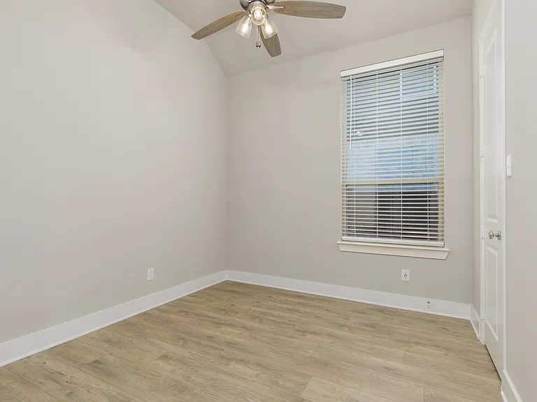 1829 Leo Dr — Photo 20