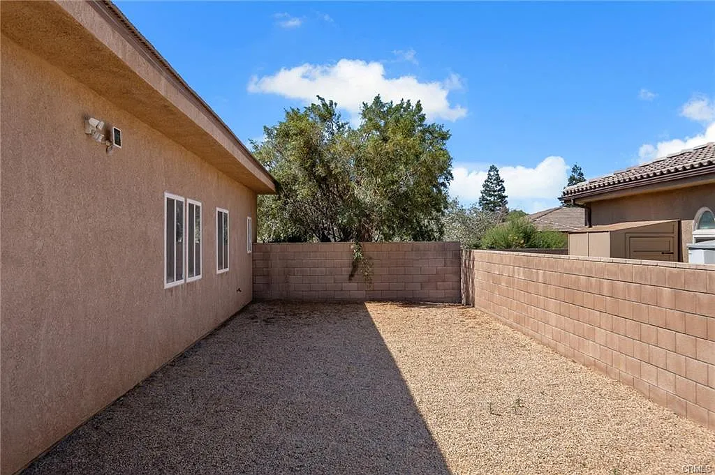 3 bed, 2550 sqft, $3,295 — Photo 2