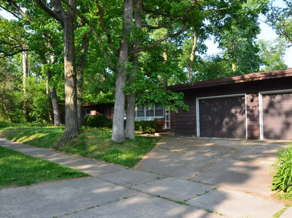 28 Oak Ter, Lake Bluff, IL 60044