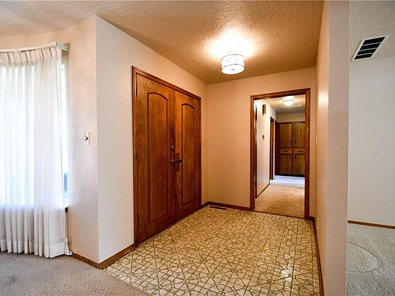 4th image of 2322 Westwood Dr
