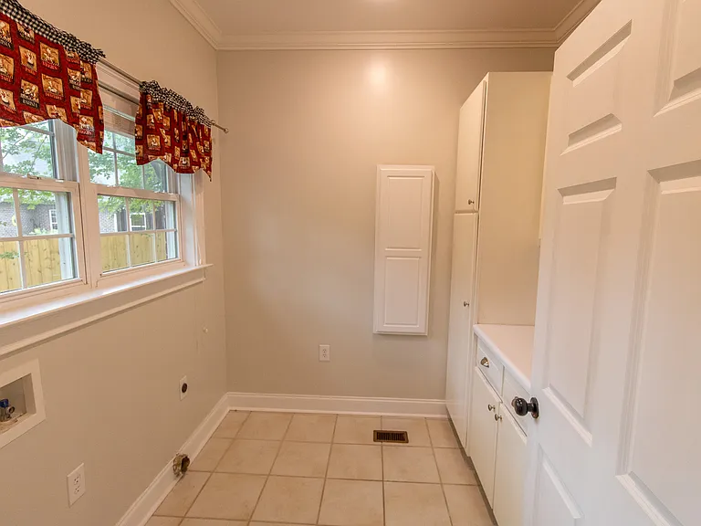 906 Monarch Cir — Photo 36