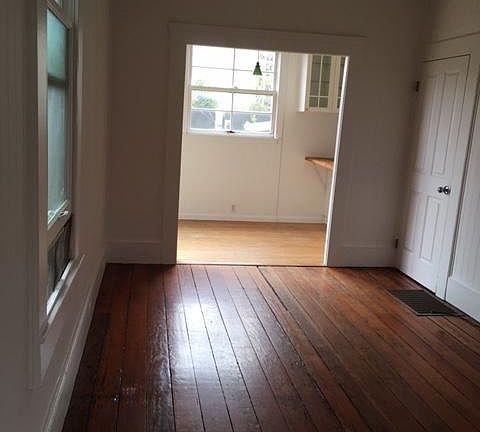 Livingroom facing kitchen nook