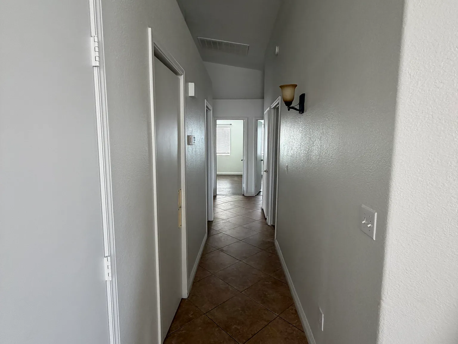 4 bed, 2110 sqft, $2,400 — Photo 4