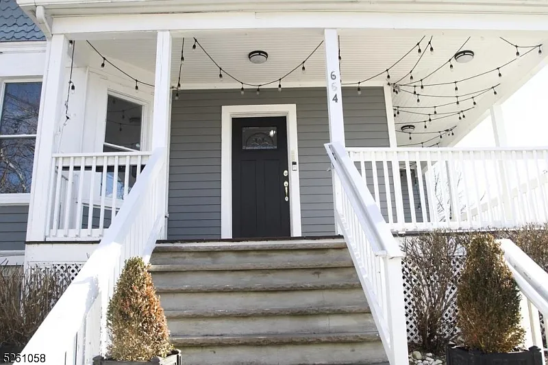 2 bed, 1.0 bath, $2,400 — Photo 2