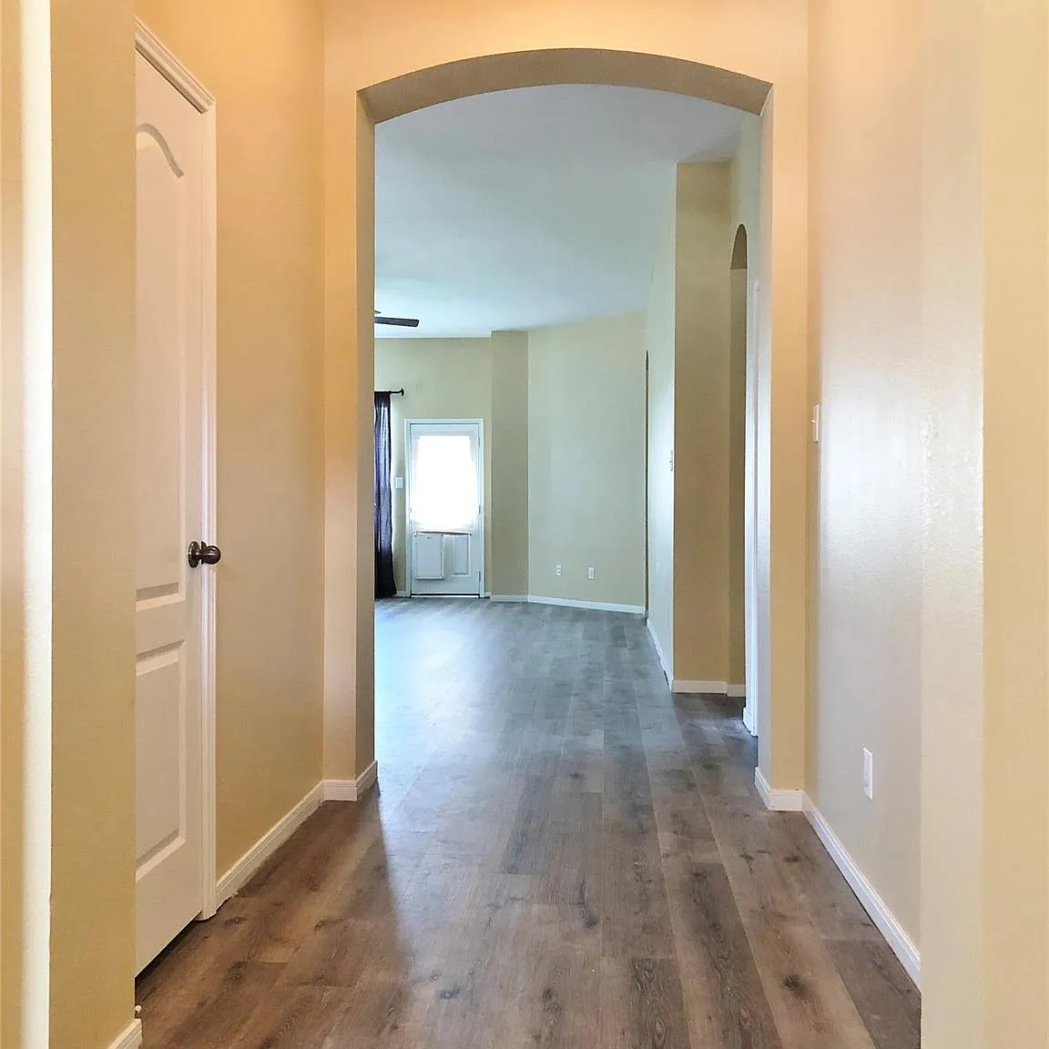 3 bed, 2.0 bath, 1986 sqft, $2,350 — Photo 3