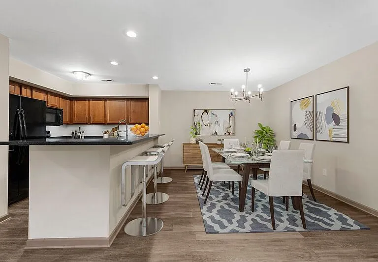 1070 University Dr #6 — Photo 2