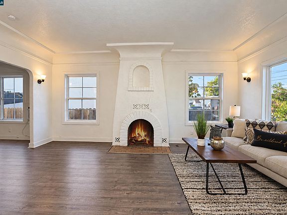 4th image of 429 W 11th St